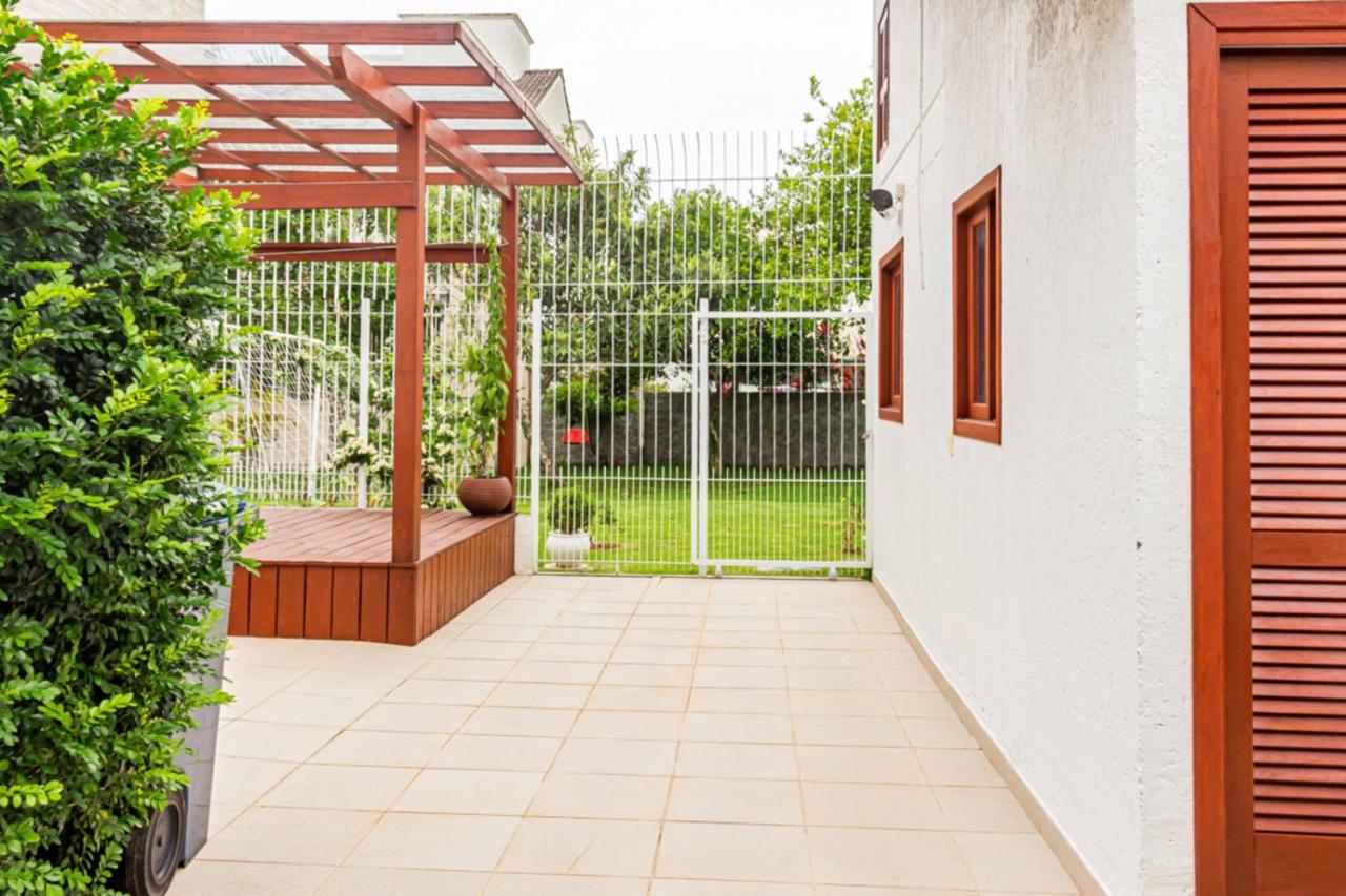 Apartamento Duplex Térreo 01, Jurerê, 350m Da Praia *